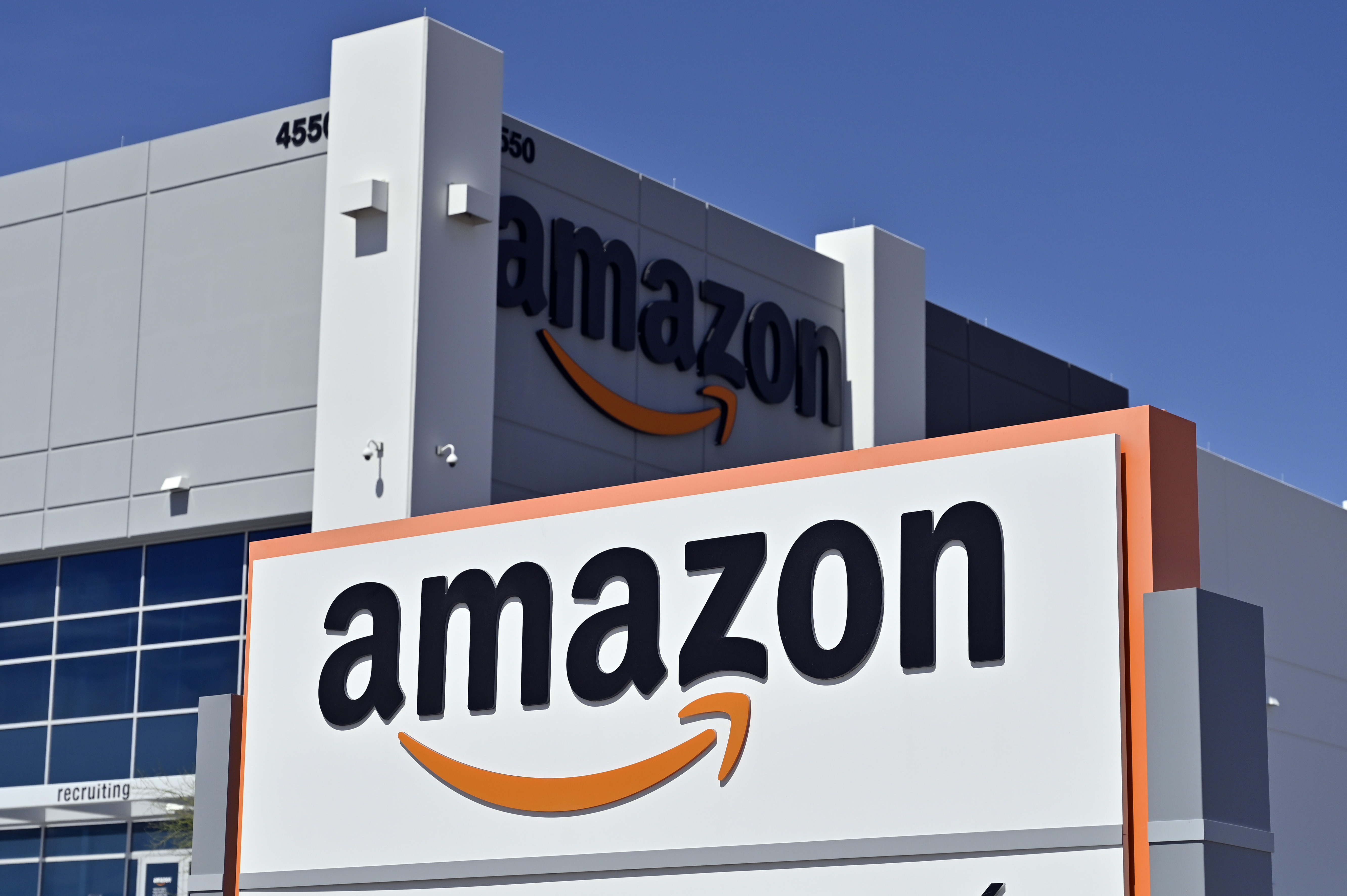 Amazon Takes on Retail Giants With New One-Hour Delivery Service